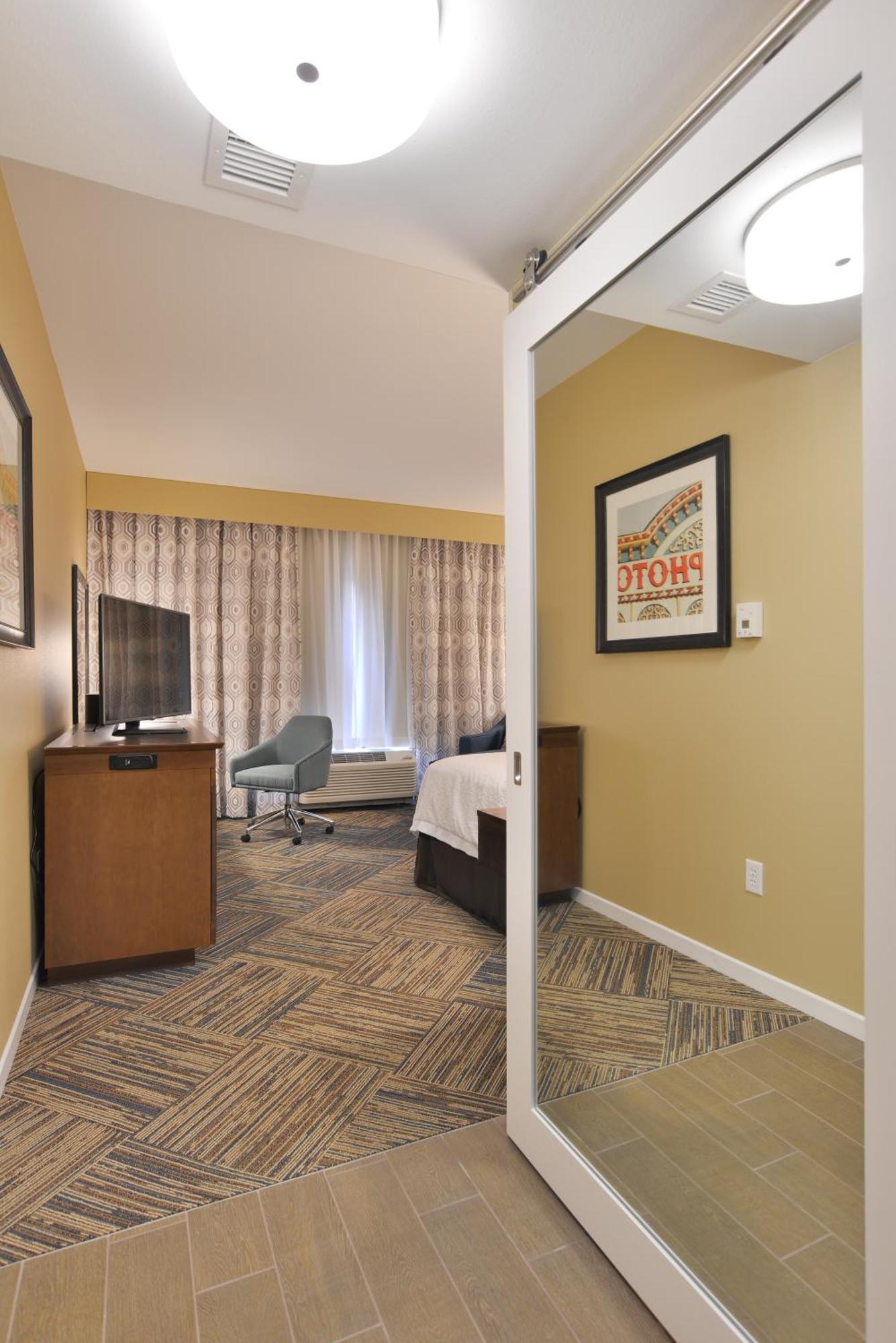 Hampton Inn & Suites Чиппева-Фолс Экстерьер фото
